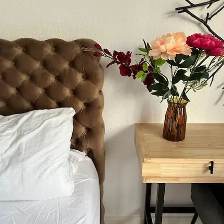 Lejlighed Duplex Ullstein- 4 Bedrooms, 2 Bathrooms, Living Room, 2 Parking Spaces, Boxspringbeds, Family & Business Apartment!