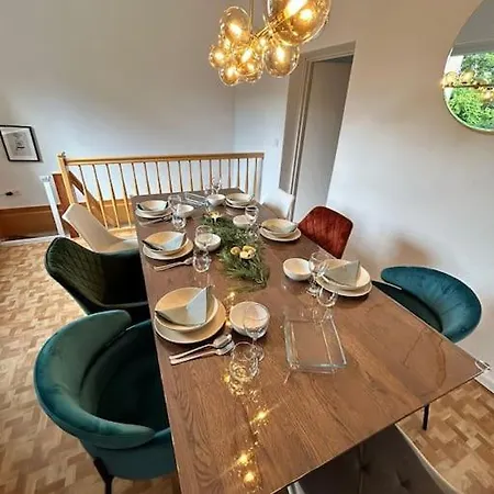 Lejlighed Duplex Ullstein- 4 Bedrooms, 2 Bathrooms, Living Room, 2 Parking Spaces, Boxspringbeds, Family & Business Apartment!