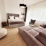 Duplex Ullstein- 4 Bedrooms, 2 Bathrooms, Living Room, 2 Parking Spaces, Boxspringbeds, Family & Business Apartment! アパート *