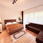 Duplex Ullstein- 4 Bedrooms, 2 Bathrooms, Living Room, 2 Parking Spaces, Boxspringbeds, Family & Business Apartment! アパート