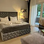 Duplex Ullstein- 4 Bedrooms, 2 Bathrooms, Living Room, 2 Parking Spaces, Boxspringbeds, Family & Business Apartment! アパート *