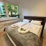 Duplex Ullstein- 4 Bedrooms, 2 Bathrooms, Living Room, 2 Parking Spaces, Boxspringbeds, Family & Business Apartment! アパート