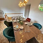 アパート Duplex Ullstein- 4 Bedrooms, 2 Bathrooms, Living Room, 2 Parking Spaces, Boxspringbeds, Family & Business Apartment!