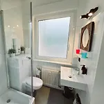 Duplex Ullstein- 4 Bedrooms, 2 Bathrooms, Living Room, 2 Parking Spaces, Boxspringbeds, Family & Business Apartment! アパート