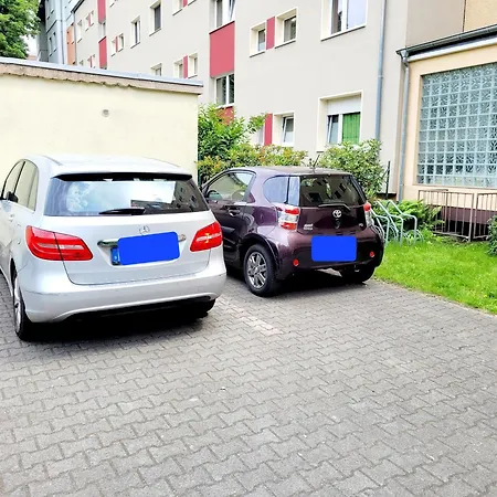Duplex Ullstein- 4 Bedrooms, 2 Bathrooms, Living Room, 2 Parking Spaces, Boxspringbeds, Family & Business Apartment! アパート