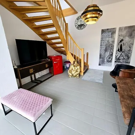 Duplex Ullstein- 4 Bedrooms, 2 Bathrooms, Living Room, 2 Parking Spaces, Boxspringbeds, Family & Business Apartment! アパート