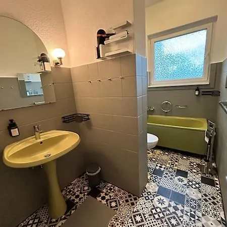 Duplex Ullstein- 4 Bedrooms, 2 Bathrooms, Living Room, 2 Parking Spaces, Boxspringbeds, Family & Business Apartment! Apartman