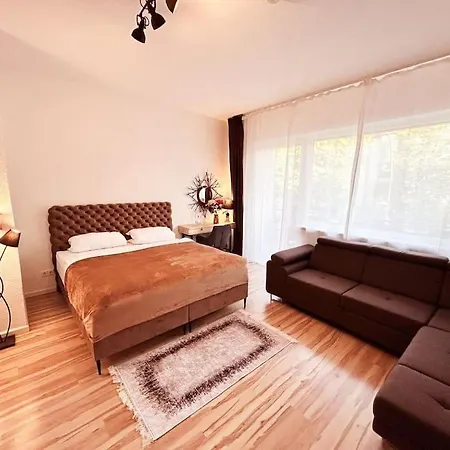 Duplex Ullstein- 4 Bedrooms, 2 Bathrooms, Living Room, 2 Parking Spaces, Boxspringbeds, Family & Business Apartment! Apartman