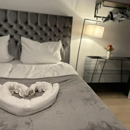 Duplex Ullstein- 4 Bedrooms, 2 Bathrooms, Living Room, 2 Parking Spaces, Boxspringbeds, Family & Business Apartment! דירה ברלין