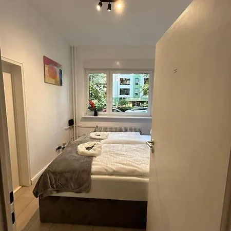 Duplex Ullstein- 4 Bedrooms, 2 Bathrooms, Living Room, 2 Parking Spaces, Boxspringbeds, Family & Business Apartment!