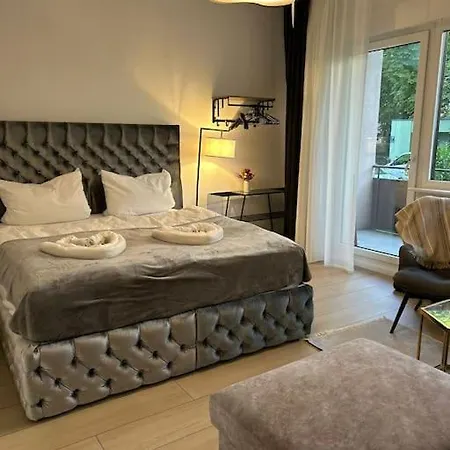 Duplex Ullstein- 4 Bedrooms, 2 Bathrooms, Living Room, 2 Parking Spaces, Boxspringbeds, Family & Business Apartment! דירה *