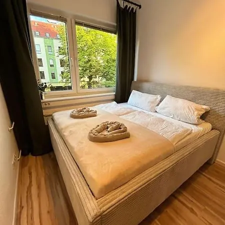 Duplex Ullstein- 4 Bedrooms, 2 Bathrooms, Living Room, 2 Parking Spaces, Boxspringbeds, Family & Business Apartment!