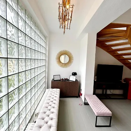 Duplex Ullstein- 4 Bedrooms, 2 Bathrooms, Living Room, 2 Parking Spaces, Boxspringbeds, Family & Business Apartment! דירה