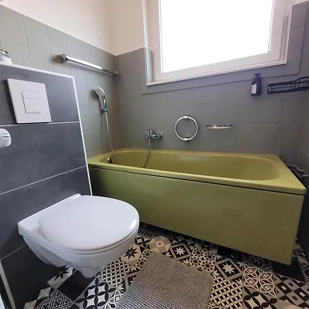 Duplex Ullstein- 4 Bedrooms, 2 Bathrooms, Living Room, 2 Parking Spaces, Boxspringbeds, Family & Business Apartment! Apartman