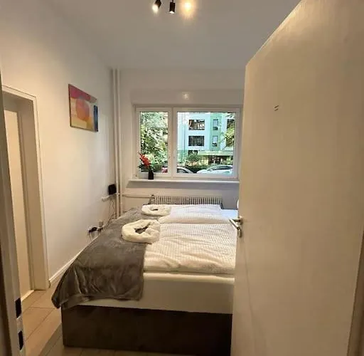 Duplex Ullstein- 4 Bedrooms, 2 Bathrooms, Living Room, 2 Parking Spaces, Boxspringbeds, Family & Business Apartment!