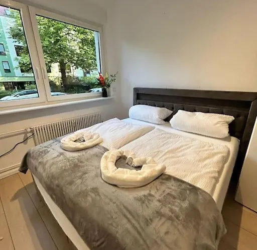 Duplex Ullstein- 4 Bedrooms, 2 Bathrooms, Living Room, 2 Parking Spaces, Boxspringbeds, Family & Business Apartment! Apartment