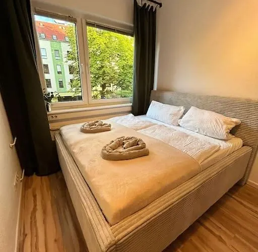 Duplex Ullstein- 4 Bedrooms, 2 Bathrooms, Living Room, 2 Parking Spaces, Boxspringbeds, Family & Business Apartment!