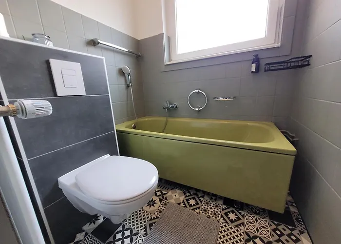 Duplex Ullstein- 4 Bedrooms, 2 Bathrooms, Living Room, 2 Parking Spaces, Boxspringbeds, Family & Business Apartment! Apartment